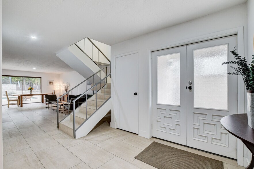 Building Photo - 945 Vegas Valley Dr