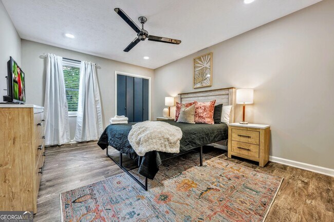 Building Photo - 1440 Glynn Oaks Dr SW