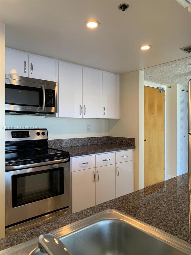 Building Photo - 7601 E Treasure Dr