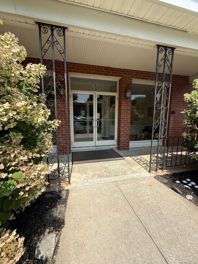 Building Photo - 181 Melba St