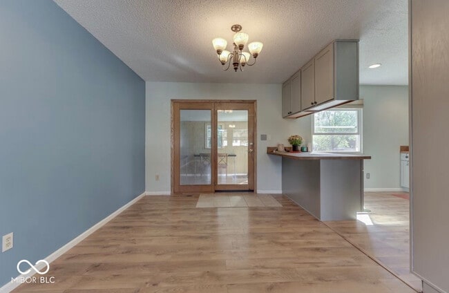 Building Photo - 3935 Mistletoe Dr