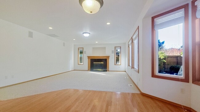 Building Photo - Spacious Updated 4 Bedroom Home with 3 Car Garage