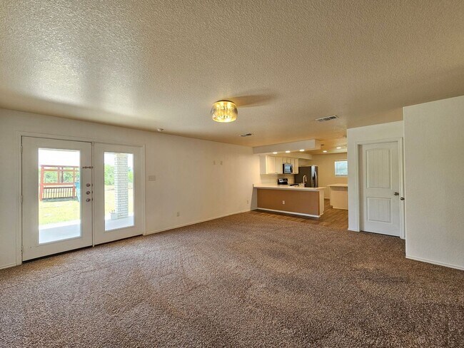 Building Photo - BRAND NEW FLOORING - AVAILABLE & MOVE-IN READY!