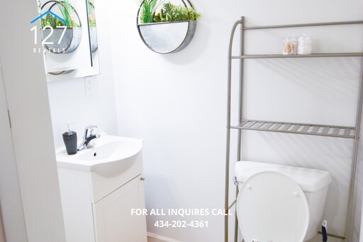 Building Photo - Spacious 4-Bedroom Residence in a Prime Location!