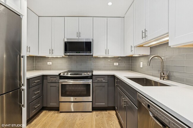Building Photo - 2100 N Lincoln Park W