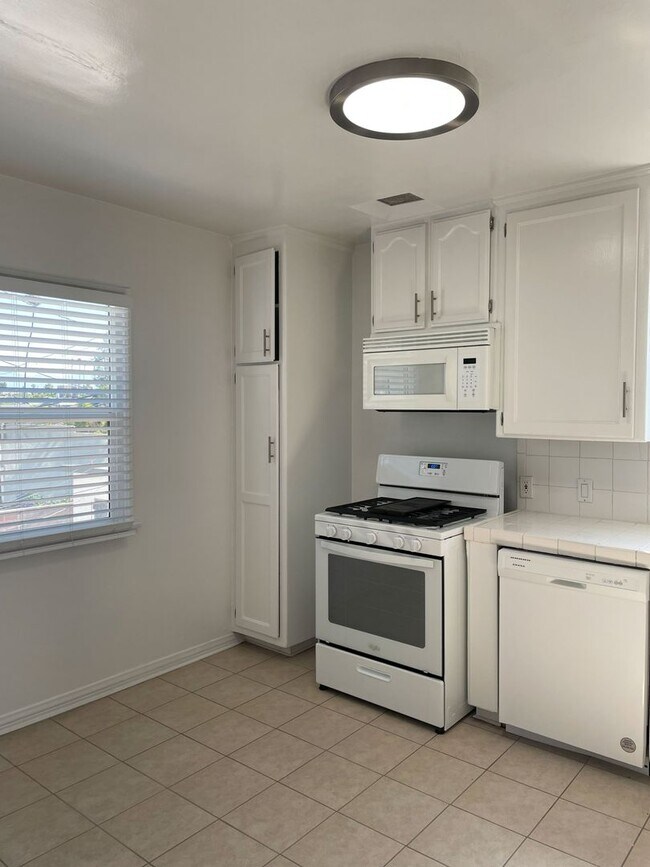 Interior Photo - 232-6 S. Harvard Blvd
