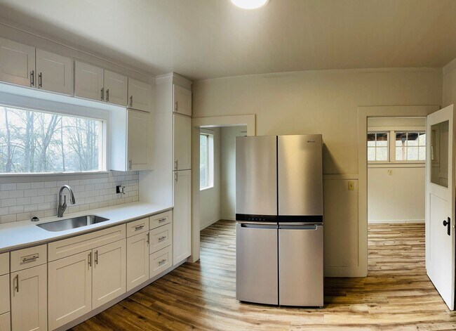 Building Photo - 1100 32nd St