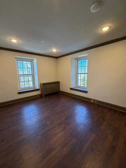 Building Photo - 28 W Main St