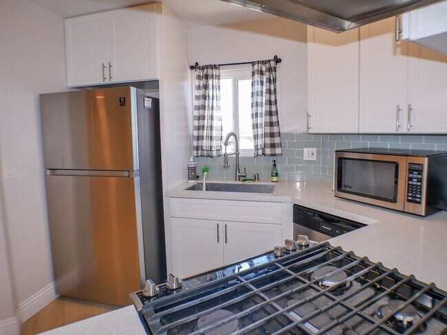 Building Photo - RARE Offering 2BD/2BA - Condo of secured building in highly sought after Boutique Bella Capri bui...