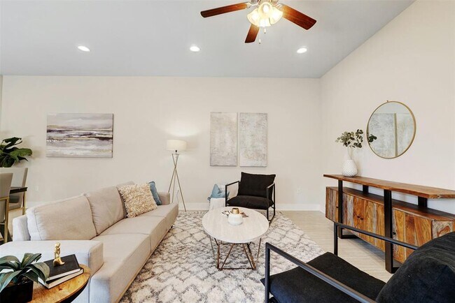 Building Photo - 1603 Arcilla St