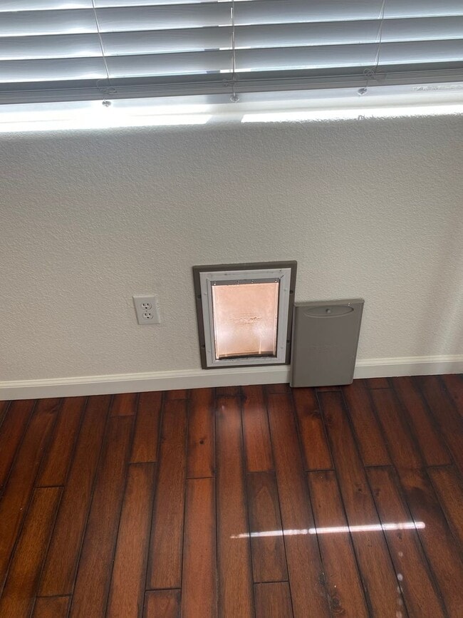 Building Photo - AVAILABLE NOW! Beautiful 3 bedroom 2 Bath ...