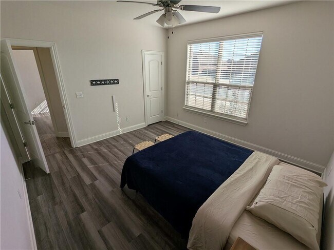 Building Photo - 1040 E Skyline Lp