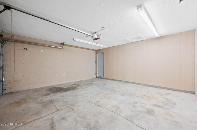 Building Photo - 2946 W Villa Maria Dr