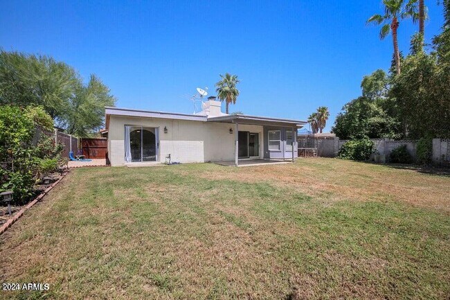 Building Photo - 3915 E Larkspur Dr