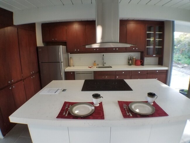 Building Photo - Eichler home near downtown Walnut Creek