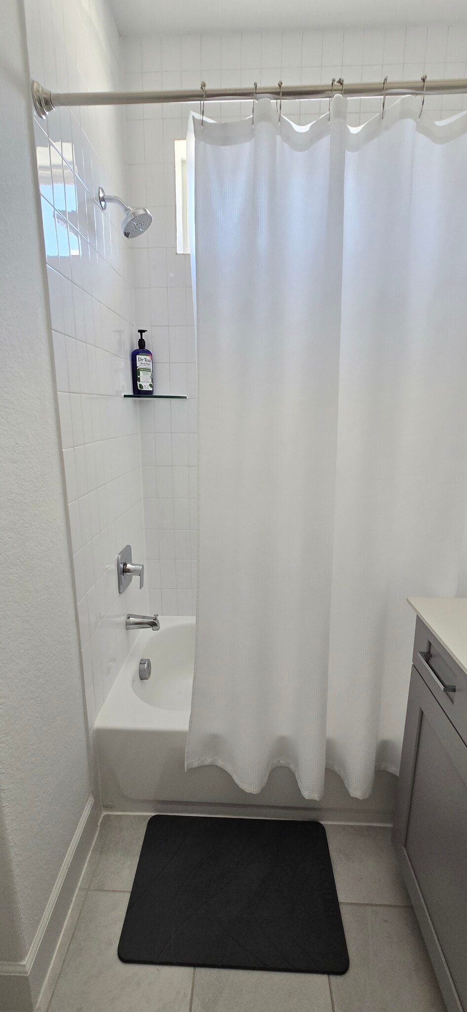Bathtub - 4212 Margarita St
