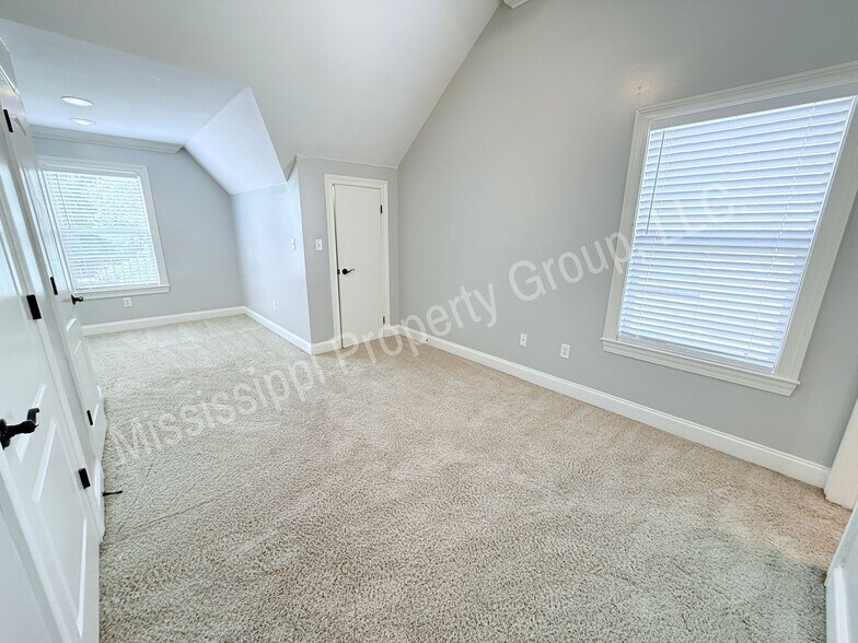 Building Photo - 135 Fallsgrove Dr