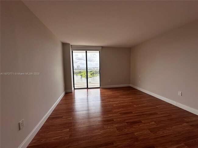 Building Photo - 3731 N Country Club Dr