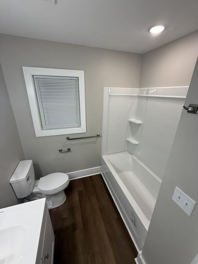 Building Photo - 622 7th St