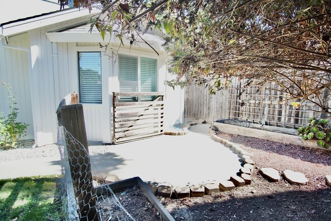Building Photo - 4400 Sunrise Ct