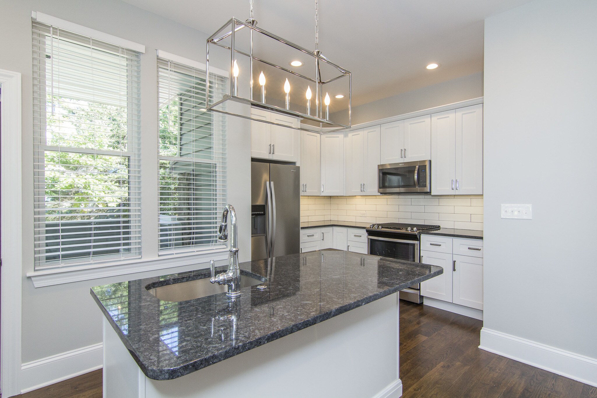 Kitchen island - 125 Windsor Ave