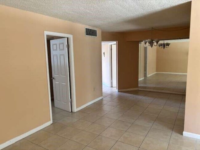 Building Photo - 9401 Lime Bay Blvd