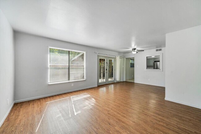 Building Photo - 1130 Bois D'Arc St