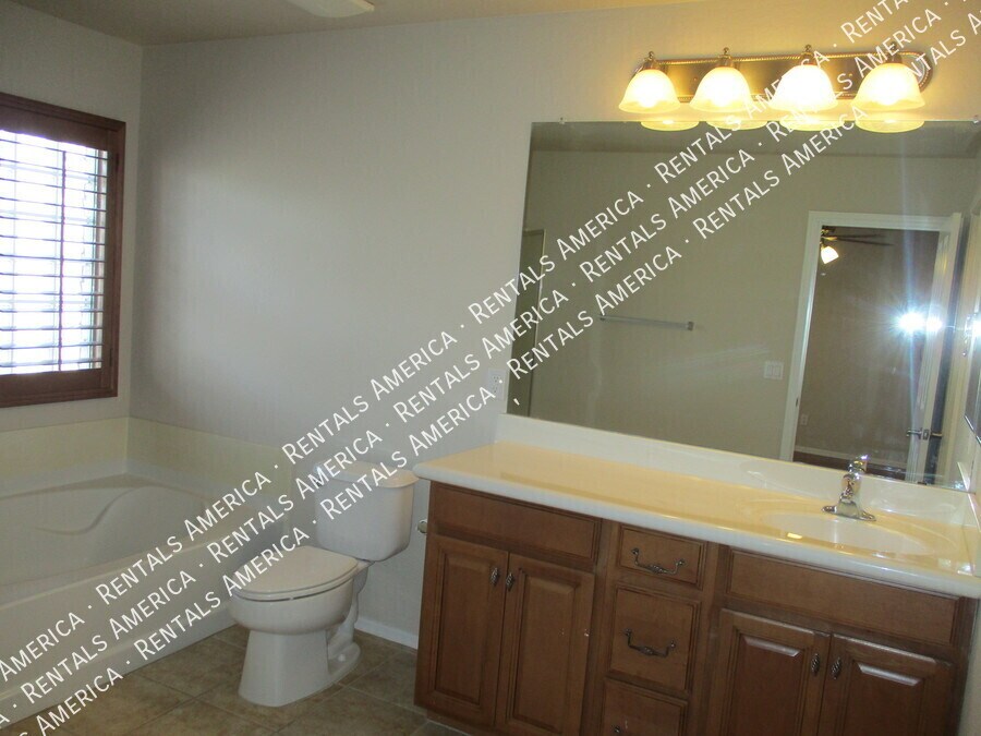 Building Photo - 1364 E Martha Dr