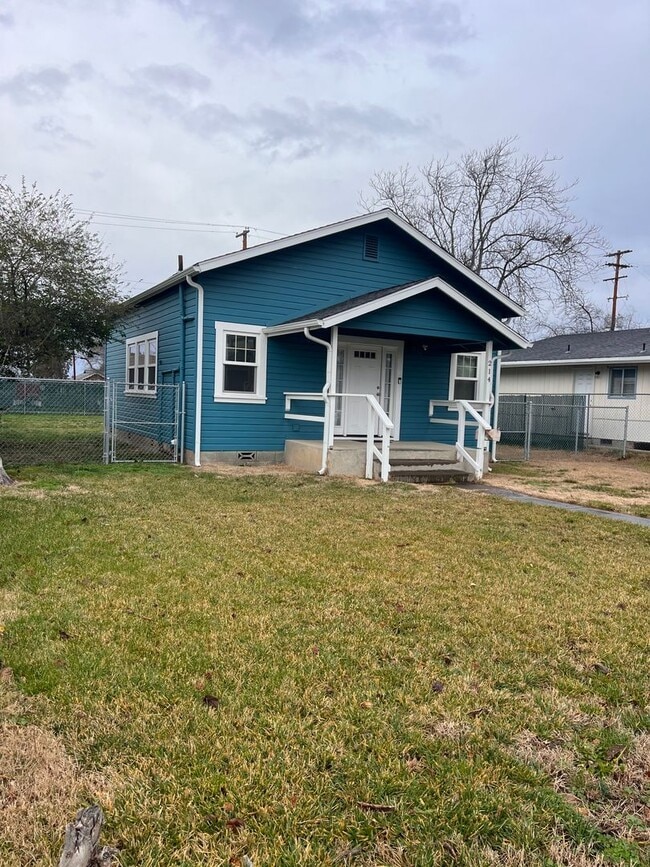 Building Photo - SIngle Family 2 Bedroom 1 Bath Home on Lar...