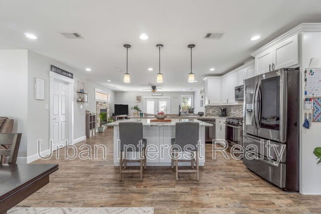 Building Photo - 708 Marcia Cir