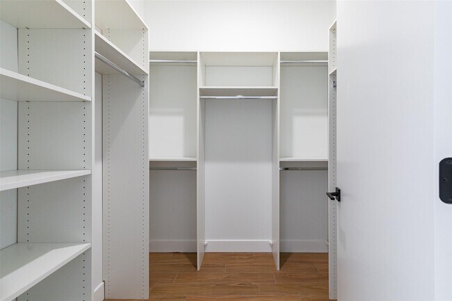 Building Photo - 200 Arno Dr