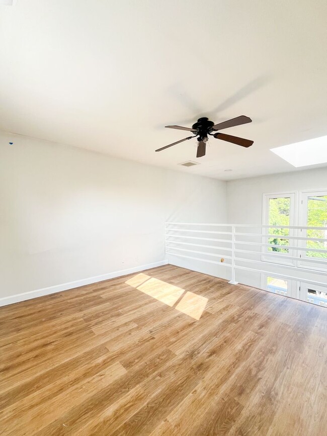 Building Photo - Stunning Light-Flooded Architectural 1BR L...
