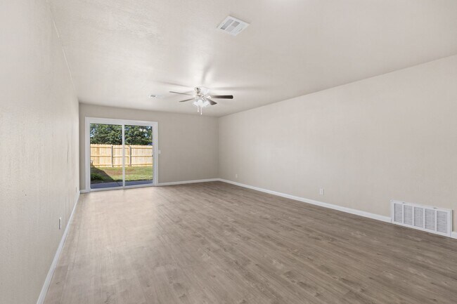 Building Photo - Fully Renovated 3 Bedroom Duplex in the heart of Broken Arrow