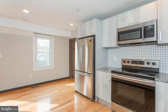 Building Photo - 2553 Montrose St