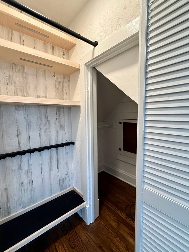 Building Photo - Charming 4-Bedroom Home with Modern Updates, Large Yard & Garage – Pet Friendly!