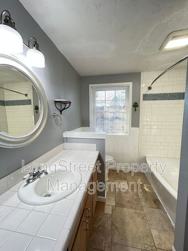 Building Photo - 2872 SE Linda St