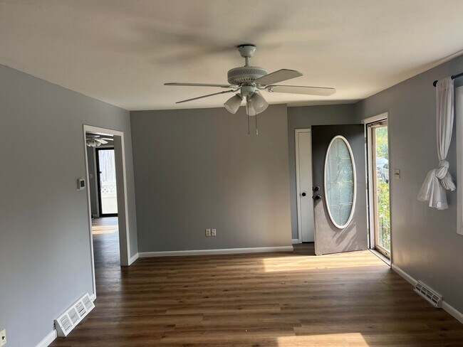 Building Photo - Updated Single Family Ranch Home with Fenc...