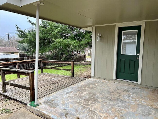 Building Photo - 1705 Westwind Dr