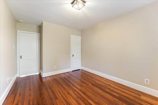 Building Photo - 825 Creek Rd