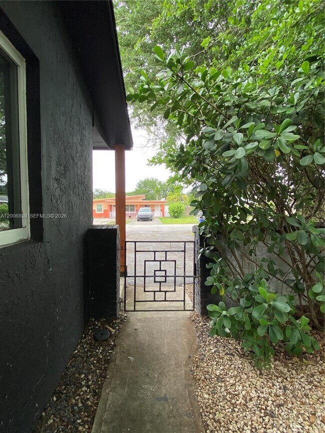 Building Photo - 6132 SW 39th St