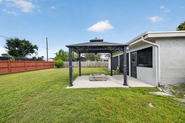 Building Photo - 825 SE Starflower Ave