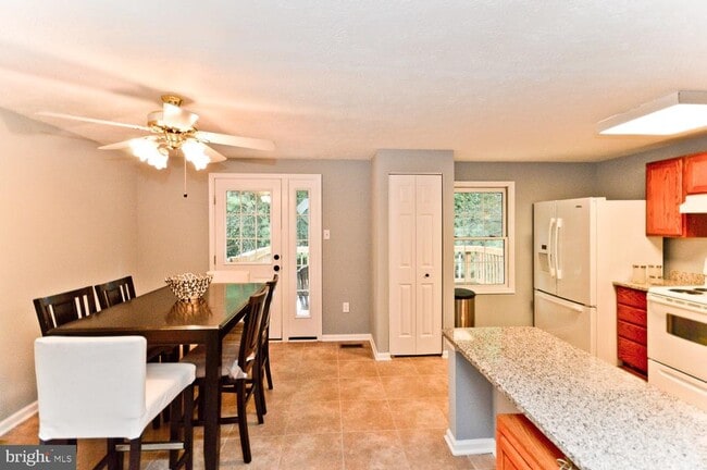 Building Photo - 9505 Baroness Ct