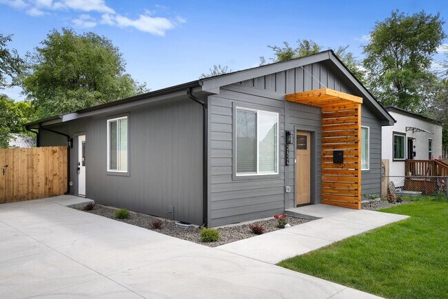 Building Photo - $2,500 - 3 Bed / 2 Bath Brand New Construc...