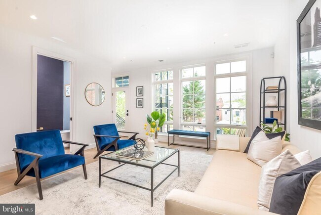 Building Photo - Luxury Penthouse Rowhome Condo in Historic...