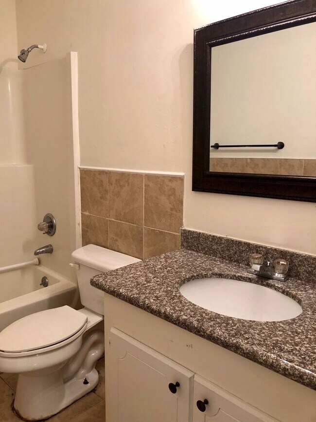 Building Photo - Newly Renovated Apartment at Village Green