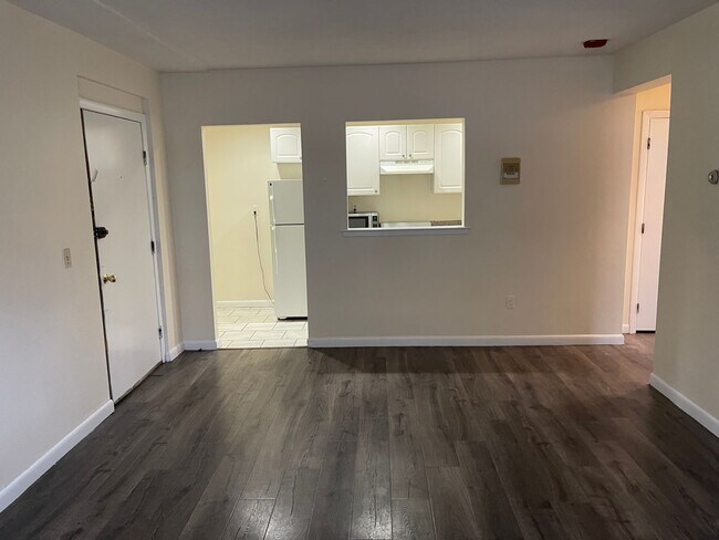 Building Photo - Spacious and modern 1 bed D=First Floor, C...