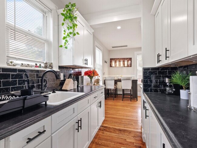 Building Photo - 10 Edgemere Rd