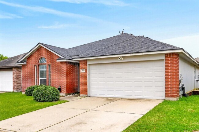 Building Photo - 3810 Los Arroyos Dr
