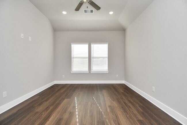 Building Photo - Elm