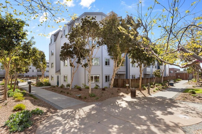Building Photo - Luxury & Bright Top-floor in one of the sa...